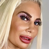 Bombshell Skyler Nicole Nue