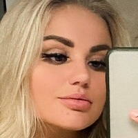 Juliamarkhams Nue